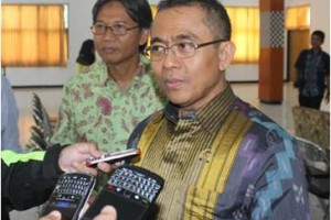 Ketua Bidang Pengawasan Hakim dan Investigasi Komisi Yudisial (KY) RI, Eman Suparman saat diwawancara sejumlah wartawan usai menjadi pembicara pada kuliah umum bagi mahasiswa Fakultas Hukum Universitas Kuningan di Gedung Student Center Uniku